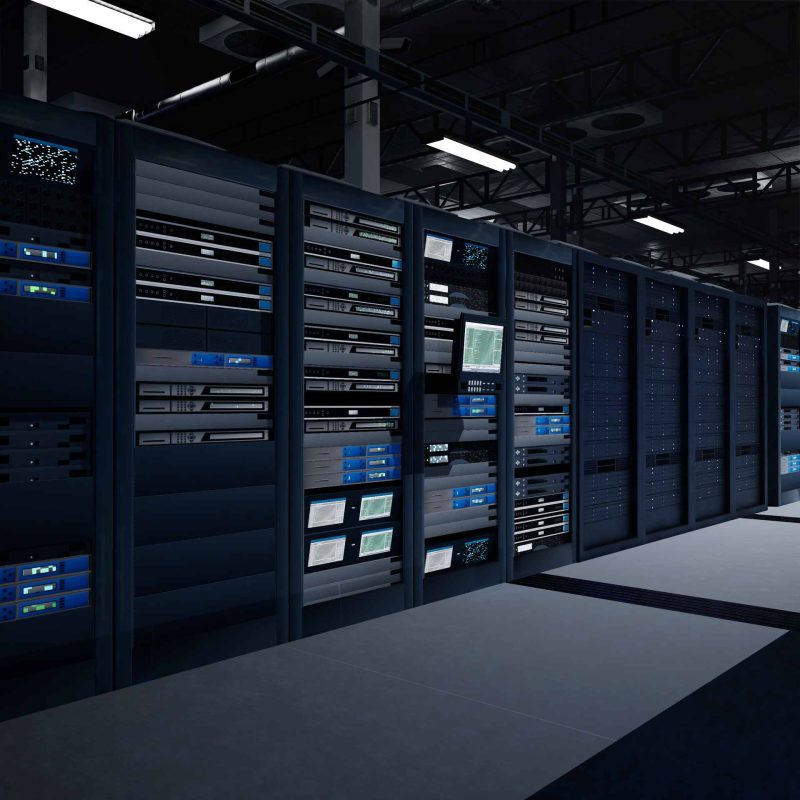 Técnico informático monitorizando en tiempo real una red empresarial desde Sevilla, con sistemas de seguridad y diagnóstico activo.