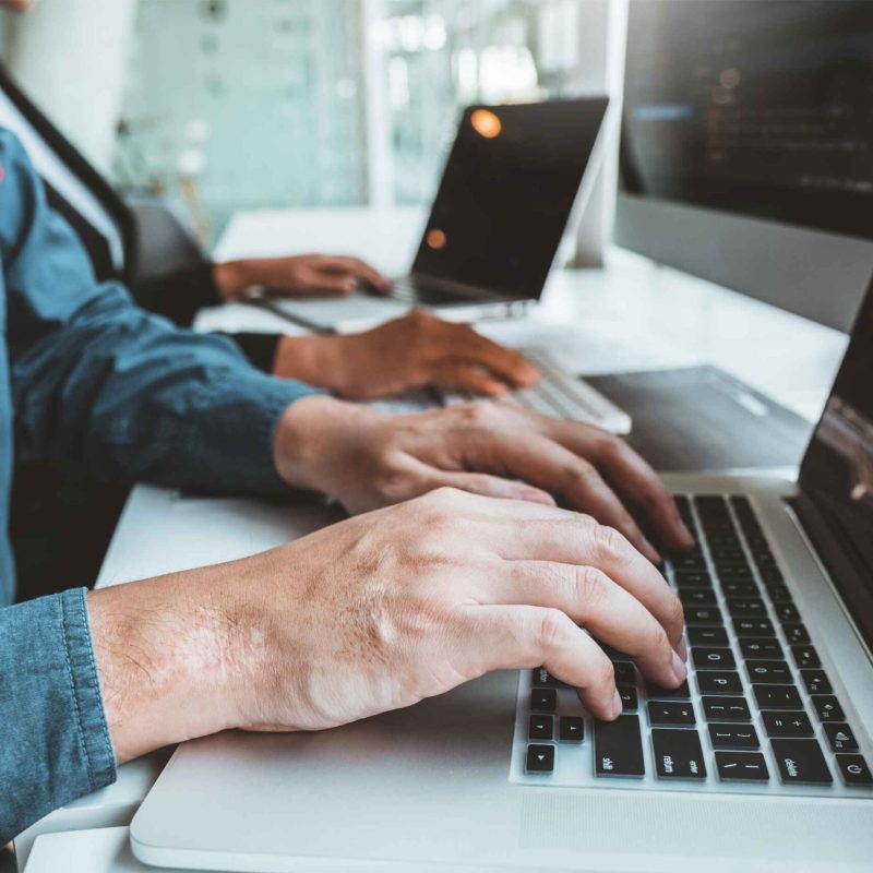 Técnico informático monitorizando en tiempo real una red empresarial desde Sevilla, con sistemas de seguridad y diagnóstico activo.